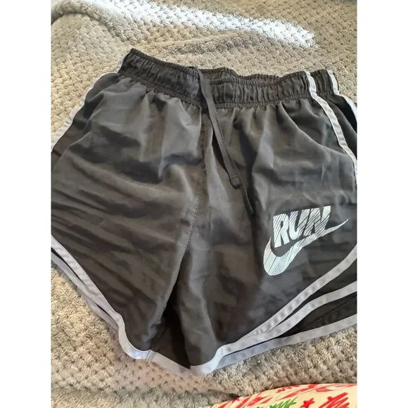Women's Nike run shorts - Picture 1 of 2